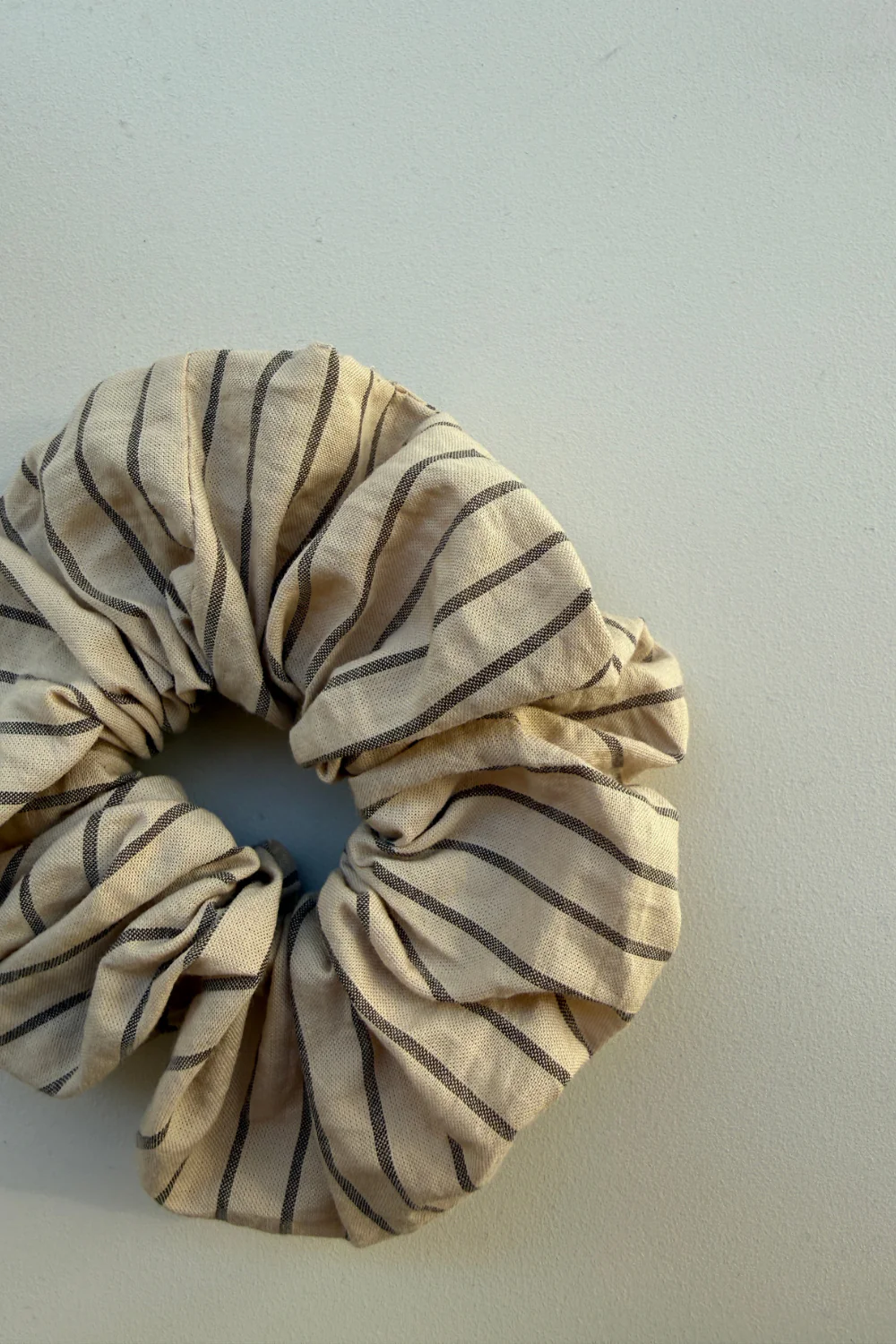 Gumka Scrunchie Beige Choco Stripes - Image 3