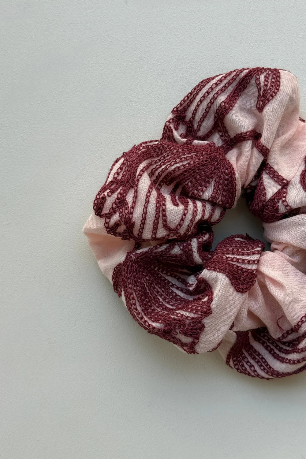 Gumka Scrunchie Pink Wine Embroidery - Image 3