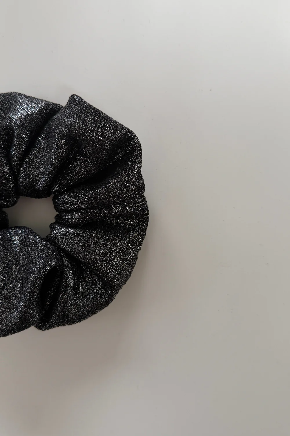 Gumka Scrunchie Shiny Black Silver - Image 3