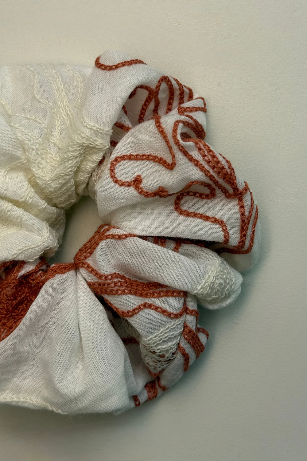 Gumka Scrunchie White Orange Embroidery - Image 2